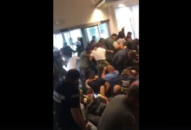 Немиле сцене у Црној Гори: Полиција бије грађане - СНИМАК ИЗ ЗГРАДЕ СО БУДВА (ВИДЕО)